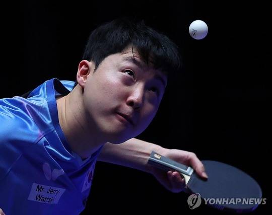 18일 부산 해운대구 벡스코에서 열린 BNK부산은행 2024부산세계탁구선수권대회 남자 조별예선 한국과 칠레 경기. 임종훈이 고메즈를 상대로 서브를 넣고 있다. [부산=연합뉴스]