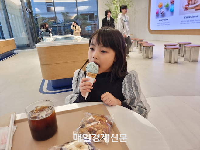 워크샵 바이 배스킨라빈스에서 아이스크림을 맛보는 아이. [사진 = 배윤경 기자]