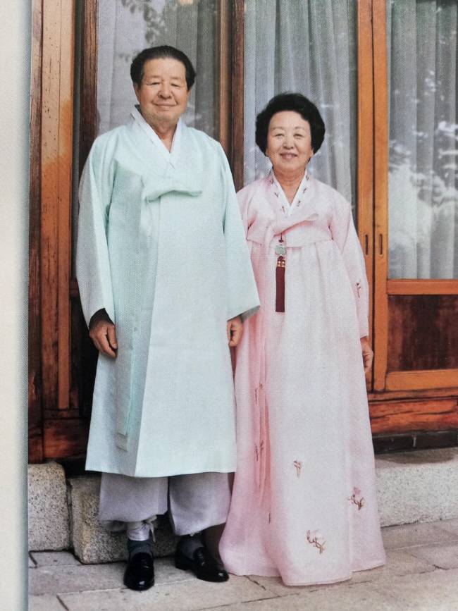 김상협 총재님과 김인숙 여사님 내외의 미소 띤 모습. 언제나 넉넉하시고 너그러우셨던 두 분이 참으로 그립다.