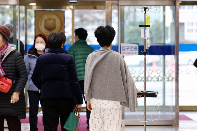 전공의 집단이탈이 시작된지 이틀째인 21일 광주 동구 조선대병원에서 한 입원환자가 로비를 지나고 있다. [연합]