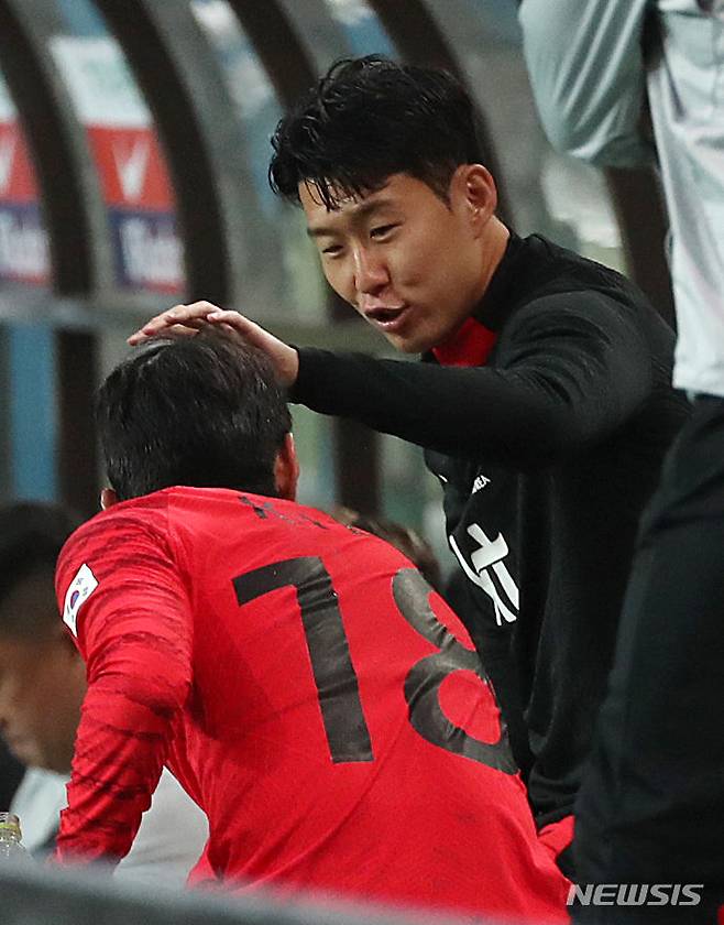 [서울=뉴시스] 김명년 기자 = 13일 오후 서울 마포구 서울월드컵경기장에서 열린 하나은행 초청 축구 국가대표 평가전 대한민국과 튀니지의 경기, 손흥민이 교체 아웃된 이강인의 머리를 쓰다듬고 있다. 2023.10.13. kmn@newsis.com