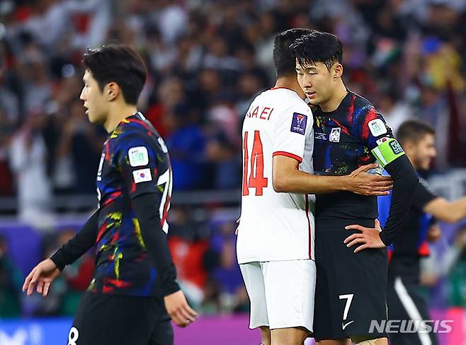 [서울=뉴시스] 김근수 기자 = 영국 매체 더선이 14일(한국시간) 손흥민이 아시안컵 요르단과 준결승 전날 저녁 이강인 등 후배들과 언쟁 과정에서 손가락이 탈구됐다고 보도했다. 사진은 지난 7일(한국시간) 카타르 알라이얀 아흐마드 빈 알리 스타디움 열린 2023 아시아축구연맹(AFC) 아시안컵 요르단과의 준결승전 당시 손가락에 붕대를 감은 손흥민과 이강인. 2024.02.14. ks@newsis.com