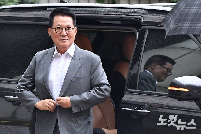 박지원 전 국정원장이 14일 오전 서울 서초구 서울중앙지방법원에서 열린 서해 피격 사건 은폐 시도및 월북몰이 협의' 관련 공판에 출석하고 있다. 류영주 기자