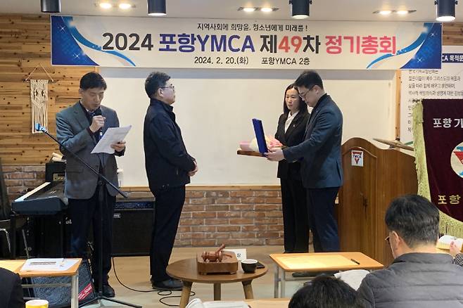 이 자리에서 회원 확장에 크게 기여한 고창대 이사(좌측 두번째)에게 한국YMCA전국연맹이사장의 표창패가 전달됐다. 포항YMCA 제공