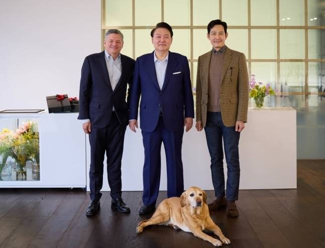 윤석열 대통령이 지난 17일 서울 용산구 한남동 관저에 테드 서랜도스(Ted Sarandos) 넷플릭스 공동대표, '오징어게임2'에 출연하는 배우 이정재를 초청해 오찬을 함께한 뒤 기념 촬영하고 있다. 대통령실