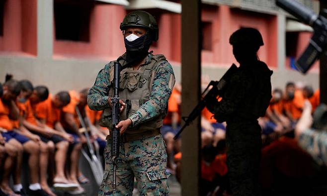 대통령의 명령으로 ‘갱단과의 전쟁’이 진행 중인 에콰도르의 한 교도소에서 군인들이 총을 들고 근무를 서고 있다. 로이터연합뉴스