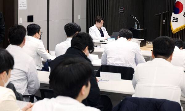 박단 대한전공의협의회(대전협) 회장과 각 병원 전공의 대표자급 등은 지난 20일&nbsp;서울 용산구 대한의사협회에서 2024년도 긴급 임시대의원총회를 열었다. 이날 대전협은&nbsp;비상대책위원회를 구성해 박 회장을 비대위원장으로 선출하고, 정부를 향한 7개 요구안을 결정했다.&nbsp;연합뉴스