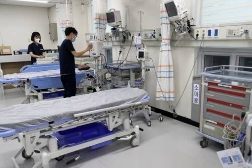 전공의들의 집단 사직으로 의료대란이 가시화하면서 정부가 군 병원 12곳의 응급실을 민간인에게 개방한 지난 20일 오후 경북 포항에 있는 해군포항병원 응급실에서 의료진이 민간인 환자가 올 것에 대비해 장비를 살펴보고 있다. 연합뉴스