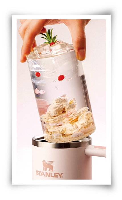 스탠리 텀블러 안을 바닷속처럼 꾸민 모습. [유튜브 채널 몽중다과Mongsweets 캡처]