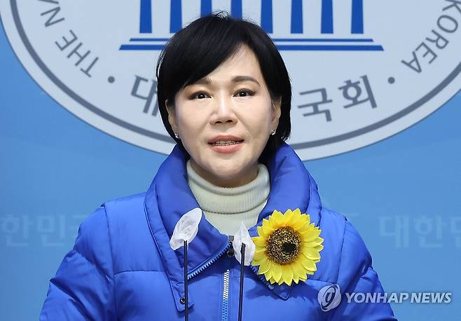 종로 출마선언 기자회견 하는 전현희 전 국민권익위원장 (서울=연합뉴스) 이정훈 기자 =  전현희 전 국민권익위원장이 25일 국회 소통관에서 22대 총선 종로 출마선언 기자회견을 하고 있다. 2024.1.25 uwg806@yna.co.kr