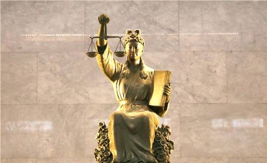 서울 서초구 대법원 정의의 여신상. 저울은 공정, 법전은 정의를 의미한다. (뉴시스)