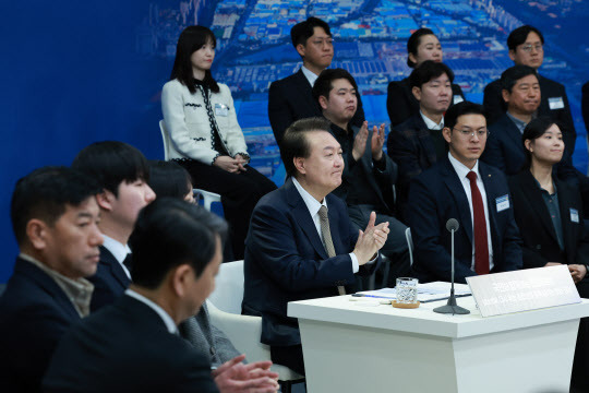 윤석열 대통령이 22일 경남 창원 경남도청에서 ‘다시 뛰는 원전산업, 활력 넘치는 창원·경남’ 주제로 열린 열네 번째 국민과 함께하는 민생토론회에서 안덕근 산업통상자원부 장관의 원전산업 정책방향 발표에 박수 보내고 있다. (사진=뉴시스)