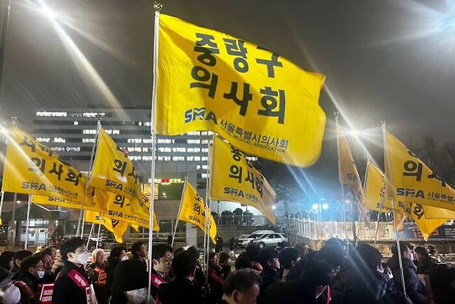 궐기대회에서 깃발을 들고 있는 의료계 종사자들 [사진=임종언 기자]