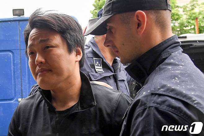 '테라·루나' 사태의 핵심 인물인 권도형 테라폼랩스 대표가 11일(현지시간) 몬테네그로 포드고리차 지방법원에 출석하고 있다. <자료사진>ⓒ AFP=뉴스1 ⓒ News1 신웅수 기자