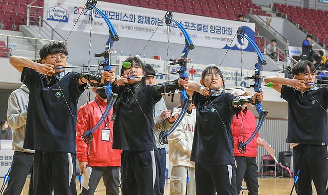 현대모비스가 지난해 12월 충남 천안 남서울대학교에서 개최한 '학교스포츠클럽 양궁대회'에서 참가 학생들이 진지한 모습으로 활시위를 당기고 있다(현대모비스 제공).