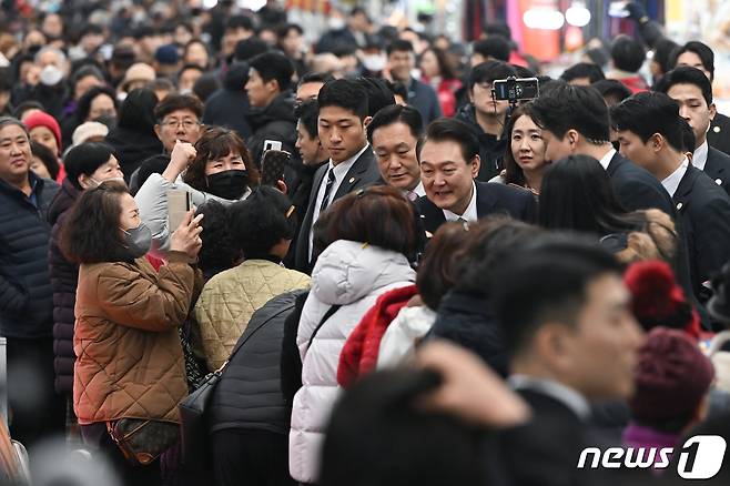 윤석열 대통령이 22일 오후 경남 마산어시장을 찾아 시민들과 인사를 나누고 있다. (대통령실 제공) 2024.2.22/뉴스1 ⓒ News1 안은나 기자