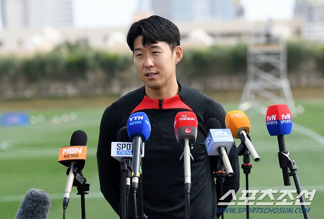 대한민국 축구대표팀이 31일(현지시간) 카타르 도하 알 아글라 트레이닝 센터에서 회복훈련을 진행했다. 손흥민이 인터뷰를 하고 있다. 도하(카타르)=박재만 기자 pjm@sportschosun.com/2023.01.31/