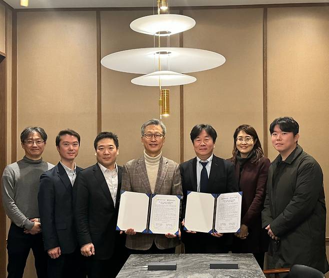 유용하 한국과학기자협회장(오른쪽 세번째)과 이진원 한국화학공학회장(왼쪽 네번째)이 기념 촬영을 하고 있다./한국과학기자협회