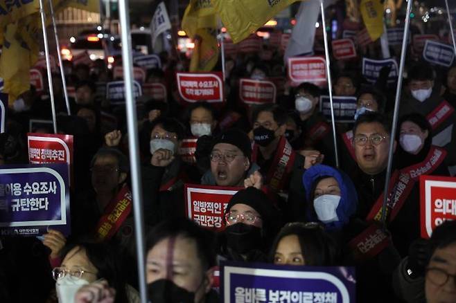 의사들이 지난 15일 오후 서울 용산구 대통령실 앞에서 의대정원증원 필수의료패키지 저지를 위한 궐기대회를 하고 있다. ⓒ뉴시스