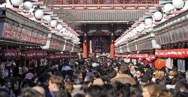 지난 12일 일본 도쿄의 주요 관광지인 아사쿠사의 나카미세 거리 상점가가 관광객들로 북새통을 이루고 있다. ⓒ EPA/연합뉴스