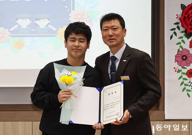 21일 오전 경상남도 밀양시 태룡초에서 열린 제96회 졸업장 수여식에서 졸업생 김준호 군(13)이 김태영 교장으로부터 졸업장을 받고 있다. 밀양=이한결 기자 always@donga.com