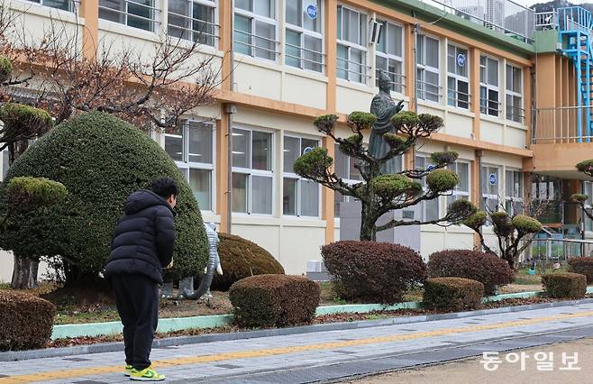 21일 오전 경상남도 밀양시 태룡초에서 열린 제96회 졸업장 수여식을 마친 뒤 졸업생 김준호 군(13)이 학교 방향으로 “건강해라! 잘 있어라!”라고 외치며 나서고 있다. 밀양=이한결 기자 always@donga.com