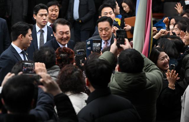 윤석열 대통령이 22일 경남 창원시 마산합포구 마산어시장을 찾아 시민들과 인사하고 있다. 대통령실 제공