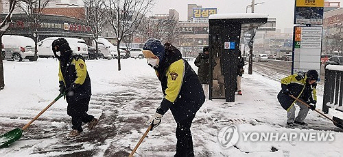 제설 나선 의용소방대. [연합뉴스]