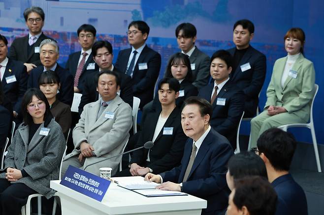 윤석열 대통령이 22일 경남 창원시 경남도청에서 ‘다시 뛰는 원전산업 활력 넘치는 창원·경남’을 주제로 열린 열네 번째 ‘국민과 함께하는 민생토론회’에서 발언하고 있다. 연합뉴스