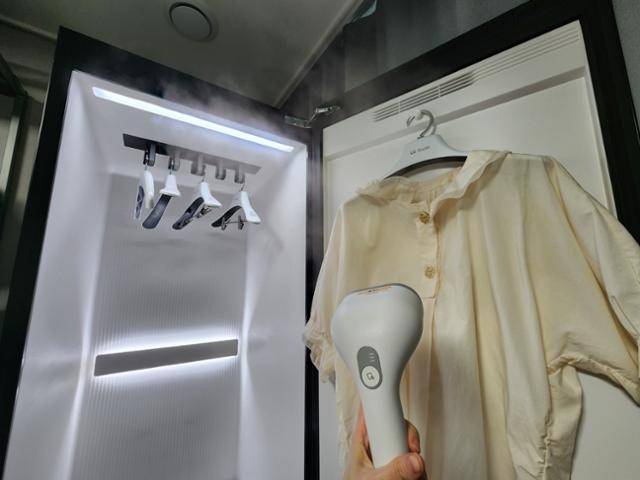 LG전자 올 뉴 스타일러 오브제컬렉션 제품에 장착된 빌트인 고압 스티머로 블라우스를 다리는 모습. 스팀이 강력해 옷의 구김을 깔끔하게 다림질할 수 있다. 김지현 기자