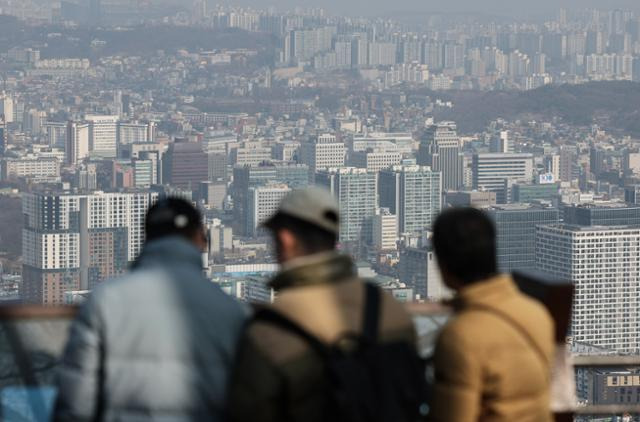 13일 오전 서울 용산구 남산타워에서 바라본 아파트 단지. 뉴스1