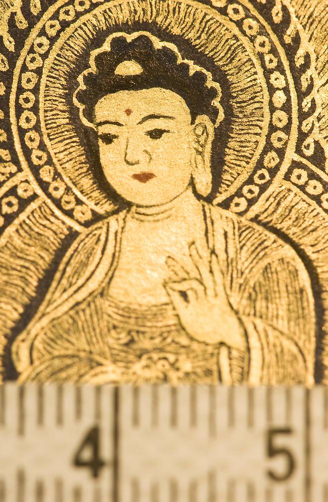 뾰족한 붓끝의 금니(金泥/아교에 갠 금가루)는 2~3초면 굳어버린다. 그렇기에 아교가 굳지 않게끔 실내 온도를 35도 이상, 습도를 90%가량 유지해야 하는 게다. 1.7cm 안에 든 위 그림도 그렇게 그려낸 것이다.