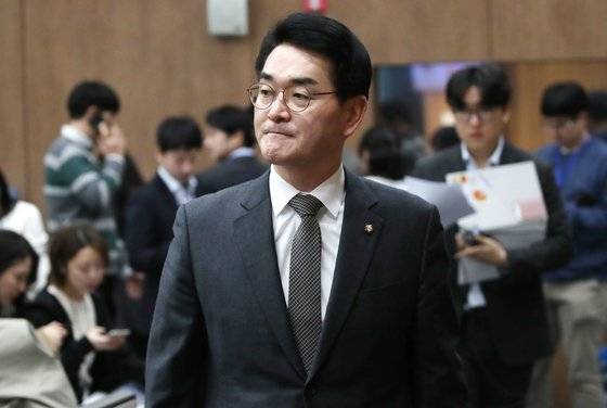 박용진 더불어민주당 의원이 20일 오전 서울 여의도 국회 소통관에서 긴급 기자회견을 갖기 위해 이동하고 있다. 이날 박 의원은 현역 의원 하위 10%에 속했다는 통보를 받았다면서 “오늘의 이 과하지욕을 견디고 반드시 살아남겠다”고 밝혔다. 뉴스1