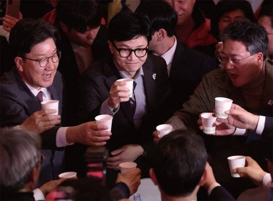 지난 1월 8일 강원 원주시 인터불고 호텔에서 열린 ‘2024 국민의힘 강원특별자치도당 신년인사회’에서 한동훈 비상대책위원장이 건배하고 있다. 오른쪽이 친한계인 박정하 수석대변인. / 사진:연합뉴스