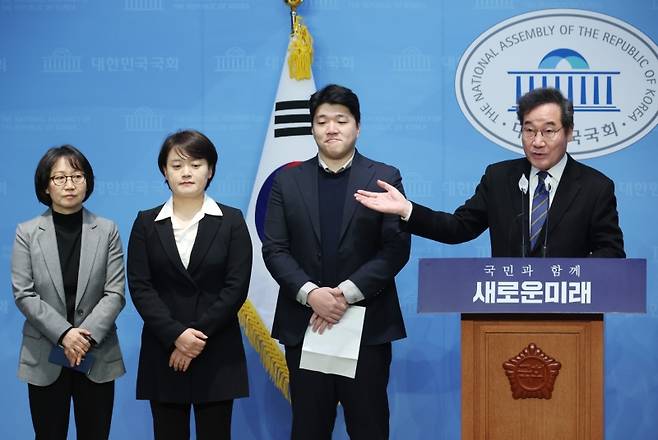 ▲ 왼쪽부터 신연수 전 동아일보 논설위원, 장하나 브릿지처치 담임목사, 청년농업가 강상훈 성일농장 대표 사진 : 연합뉴스&nbsp;