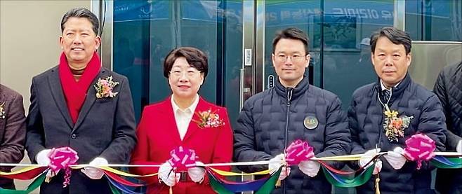 김장호 구미시장(왼쪽부터)과 이달희 경북도 경제부지사, 이규호 코오롱그룹 부회장, 김영범 코오롱인더스트리 대표가 22일 구미공장에서 증설 준공식 기념 테이프를 자르고 있다.  /구미시 제공