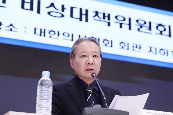 주수호 의대정원 증원 저지를 위한 대한의사협회 비상대책위원회 언론홍보위원장이 22일 오후 서울 용산구 대한의사협회 회관에서 정례브리핑을 하고 있다. /사진=뉴스1