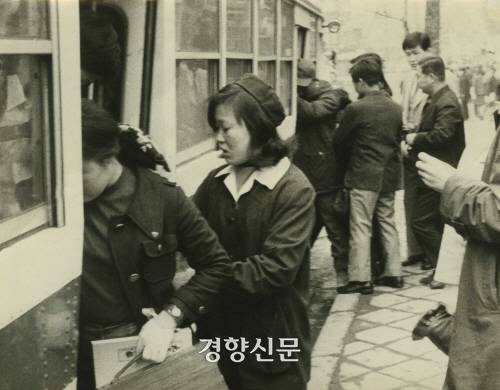 1971년 승차를 돕는 버스 안내원. 경향신문 자료사진