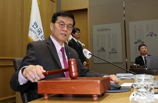 이창용 한국은행 총재가 22일 오전 서울 중구 한국은행에서 열린 금융통화위원회에서 의사봉을 두드리고 있다. 연합뉴스