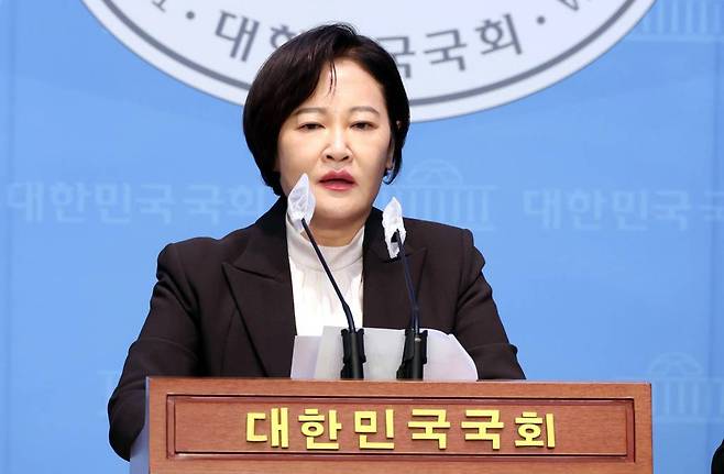 [서울=뉴시스] 조성봉 기자= 이수진 더불어민주당 의원이 22일 오후 서울 여의도 국회 소통관에서 공관위의 결정에 항의하며 민주당 탈당 선언을 하고 있다. 이날 민주당 공천관리위원회는 이수진 의원(서울 동작을)을 4·10 총선에서 공천배제 하기로 결정했다.2024.02.22.