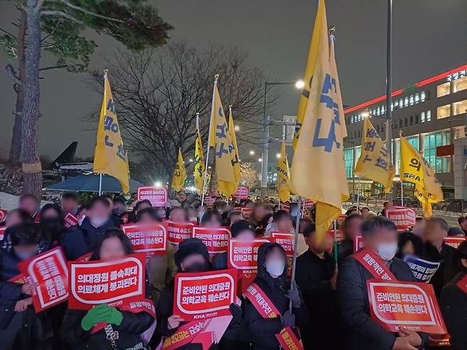 22일 오후 7시 대통령실 앞 전쟁기념관에서 열린 의대 증원 반대 궐기대회에 참여한 의사들 모습/사진=오석진 기자