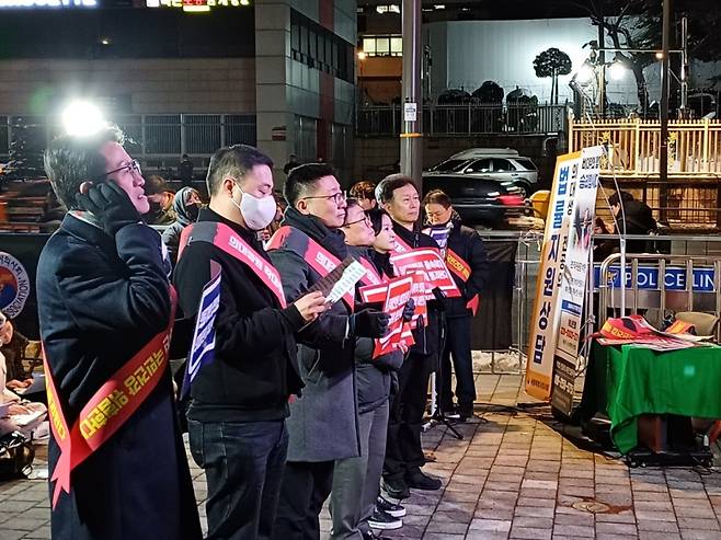 22일 오후7시 대통령실 앞 전쟁기념관에 모인 각 의사 단체 대표자들/사진=오석진 기자