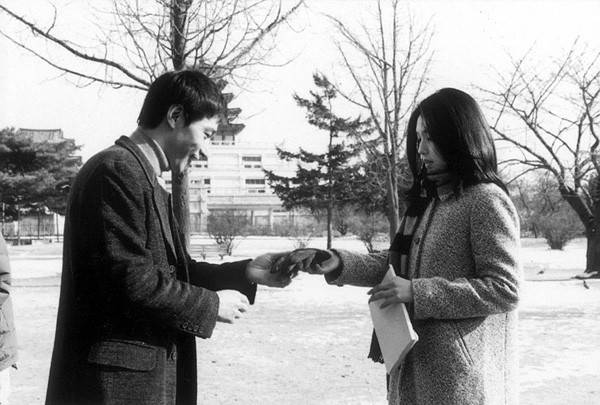 홍상수 감독의 영화 '오! 수정'에 출연한 이은주는 순수하면서도 여우 같이 밀당하는 역할 수정을 맡았다. 사진은 '오! 수정'에 출연한 이은주(오른쪽)와 정보석의 모습. /사진='오! 수정' 스틸컷