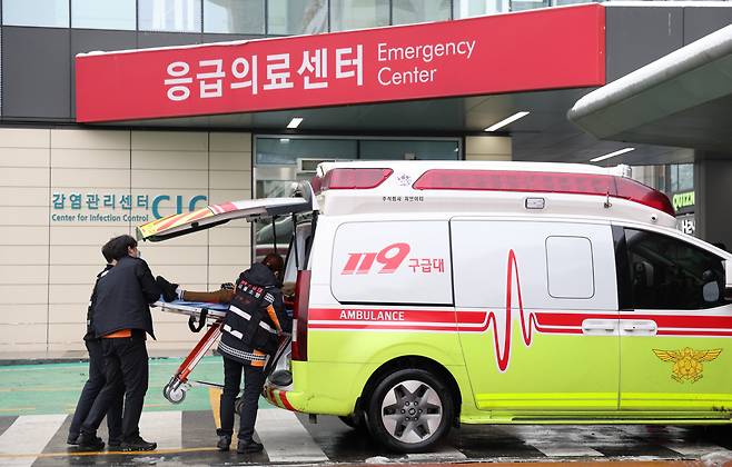22일 오전 서울 한 대형병원에서 한 환자가 구급대원들의 도움을 받아 응급실로 이송되고 있다. 정부에 따르면 전체 전공의 대부분이 근무하는 주요 100개 수련병원을 점검한 결과 20일 밤까지 전공의 8천816명이 사직서를 제출했다. [연합]