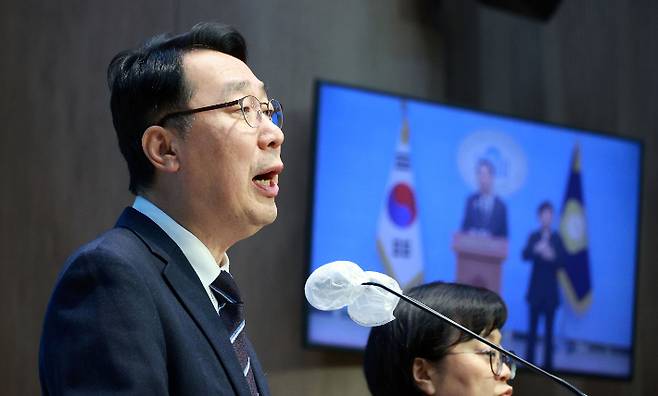 발언하는 윤영찬 의원     (서울=연합뉴스) 한종찬 기자 = 더불어민주당 윤영찬 의원이 20일 오후 국회 소통관에서 기자회견을 열고 발언하고 있다. 2024.2.20     saba@yna.co.kr (끝)   연합뉴스