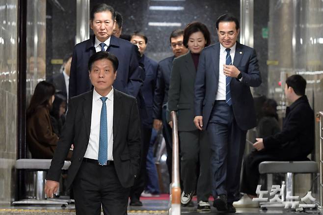 더불어민주당 의원들이 21일 서울 여의도 국회에서 열린 당 비공개 의원총회에 참석하고 있다. 윤창원 기자