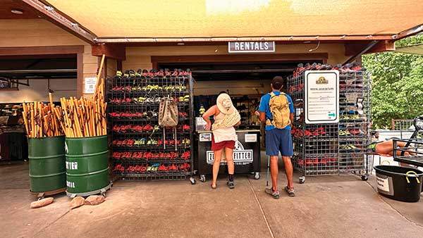 자이언캐니언 공원 입구에 있는 렌털숍에서 더 내로우스협곡 트레킹에 필요한 방수신발, 스틱, 방수가방 등을 모두 대여할 수 있다.