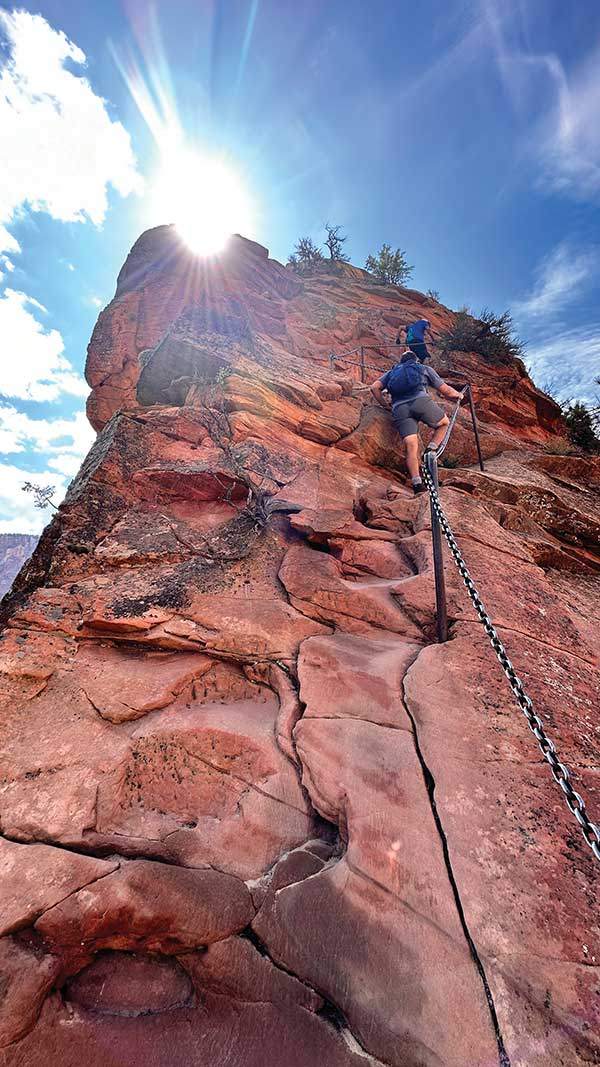 스카우트전망대서 엔젤스 랜딩까지 약 800m 구간은 쇠사슬을 붙잡고 올라야 하는 좁고 힘든 바위구간이다.
