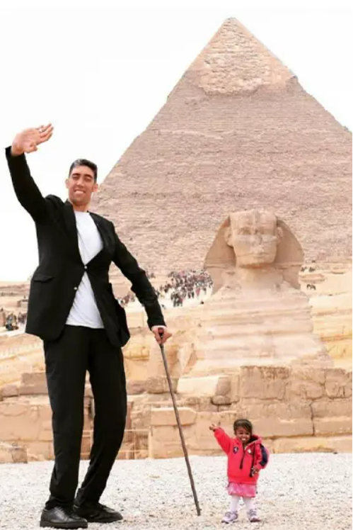 이집트 피라미드 앞의 두 사람. 기네스북 캡처