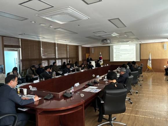 가야고분군 세계유산통합관리지원단이 지난 16일 경남연구원에서 ‘가야고분군 세계유산 통합기구 설립 및 운영방안 연구용역’ 최종보고회를 갖고 있다. 고령군 제공
